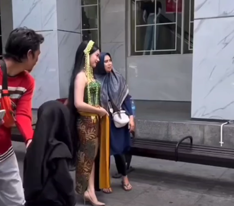 Viral Momen Wanita Cosplay Jadi Nyi Roro Kidul, Dilirik Orang Sekitar di Sepanjang Jalan Malioboro