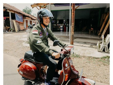 Exploring Kajen Market in Pekalongan, Ganjar Rides a Vespa with the Community