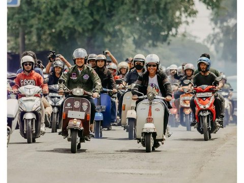 Exploring Kajen Market in Pekalongan, Ganjar Rides a Vespa with the Community