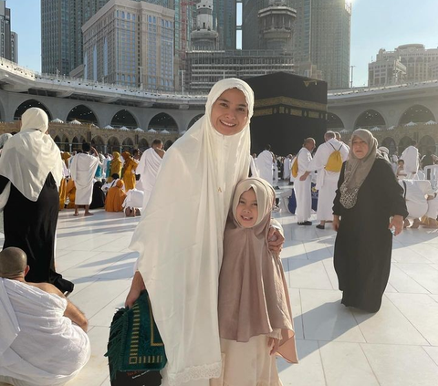 Cerita Acha Septriasa saat Umrah Panjatkan Doa di Raudhah: Seperti Ada Udara Sejuk yang Memeluk