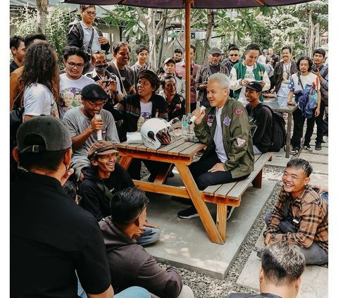 Touring to Kajen Pekalongan Market, Ganjar Rides Vespa with the Community