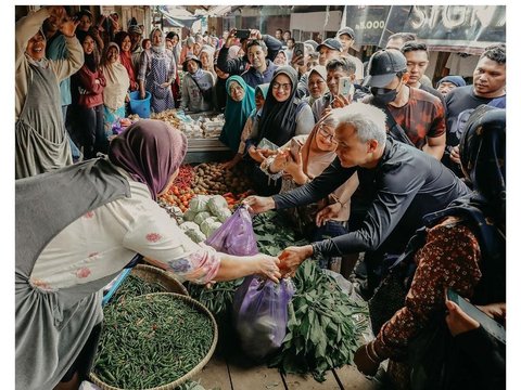 Exploring Kajen Market in Pekalongan, Ganjar Rides a Vespa with the Community