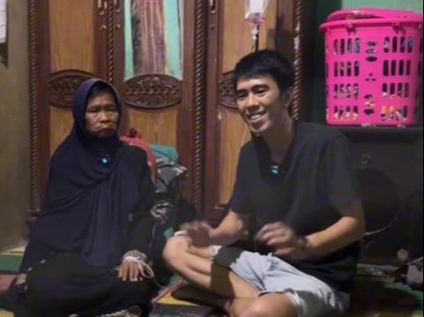 The Heartbreaking Story of Viral Beggar Mother Mbal ‘Poor Aa’ on Mount Salak, Doing Odd Jobs with Her Disabled Husband