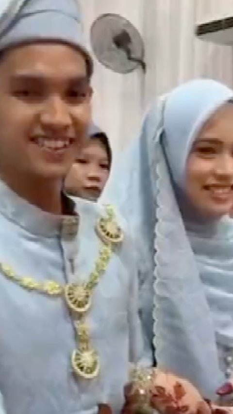 Viral Momen Resepsi Nikah bak Upacara Pedang Pora, Ternyata Pakai Raket Bikin Ngakak