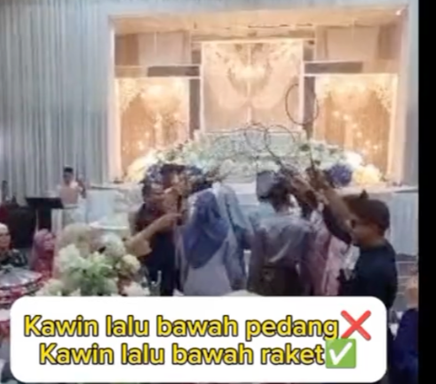 Viral Momen Resepsi Nikah bak Upacara Pedang Pora, Ternyata Pakai Raket Bikin Ngakak