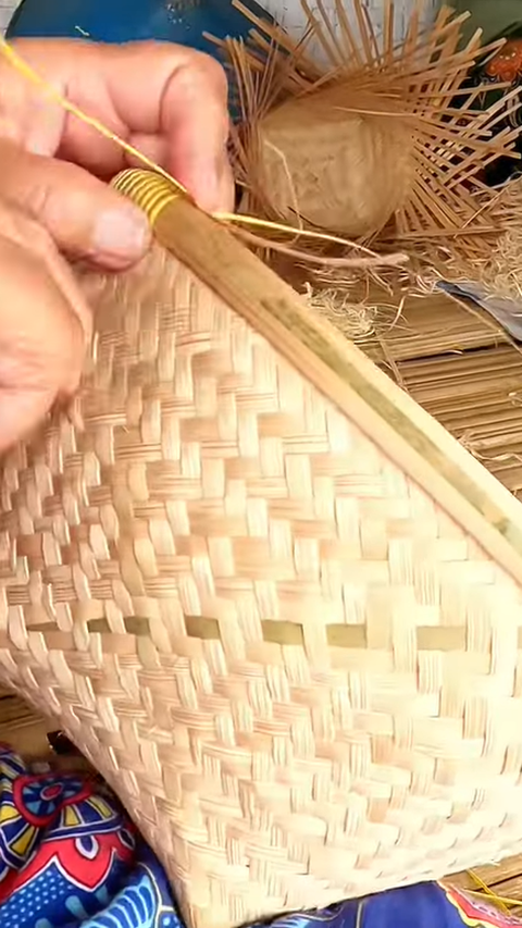 Mengenal Apa Itu Boboko, Intip Pembuatannya yang Masih Tradisional di Awilega Sumedang