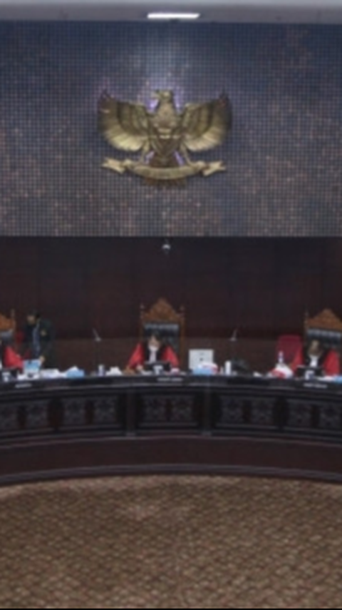 MK Tolak Gugatan Denny Indrayana dan Zainal Arifin Mochtar Terkait Syarat Usia Capres-Cawapres<br>
