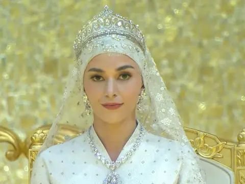 Luxurious Diamond-Encrusted Tiara Borrowed by Prince Mateen's Sister-in-Law