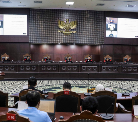 FOTO: Momen MK Tolak Permohonan Uji Formil Batas Usia Capres-Cawapres yang Sempat Diwarnai Perbedaan Alasan Dua Hakim Mahkamah Konstitusi