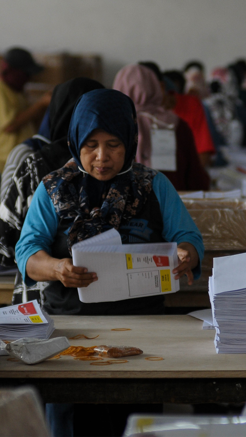 Sebanyak 21.096.549 surat suara dilaporkan telah disortir dan dilipat.<br>( Foto merdeka.com / Imam Buhori )<br>