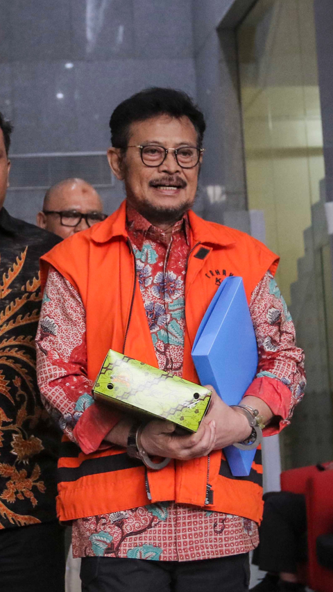 Tersangka kasus dugaan korupsi di Kementerian Pertanian Syahrul Yasin Limpo berjalan keluar usai menjalani pemeriksaan di KPK.<br>(Liputan6.com/Angga Yuniar)