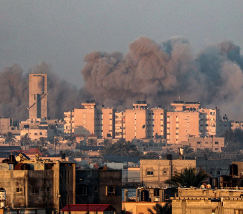 FOTO: Penampakan Kepulan Asap Aneh Berbentuk Kepala Binatang Warnai Pemboman Brutal Israel ke Khan Yunis, Gaza