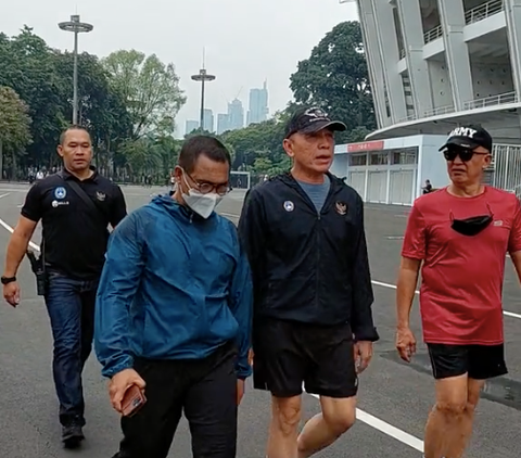 Momen Pensiunan Jenderal Bintang 3 Polri Olahraga di GBK, di Belakangnya Pria Tegap Berpistol Terus Mengikuti