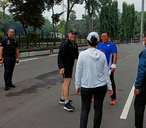 Momen Pensiunan Jenderal Bintang 3 Polri Olahraga di GBK, di Belakangnya Pria Tegap Berpistol Terus Mengikuti