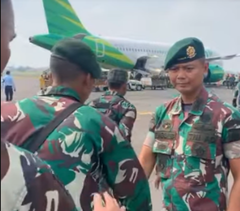 Sebuah video yang memperlihatkan para TNI tampak berjalan menuju pesawat, viral di media sosial. Dijelaskan, para prajurit TNI ini hendak berangkat bertugas. <br>