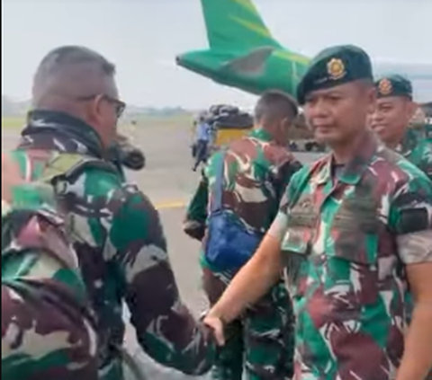 Momen Para TNI Berangkat Tugas Salaman ke Komandan, Satu Prajurit Tak Pakai Baret Malah Peci jadi Sorotan