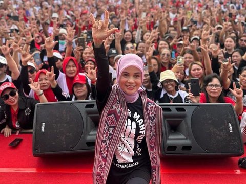 Atikoh Ganjar Hujan-hujanan di Manado: Kalau Ibu dan Bapak Berjuang, Saya Juga Harus Berjuang