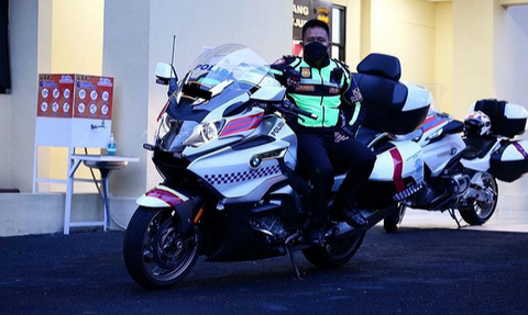 Perwira Polisi Pamer Otot Bareng Pensiunan Jenderal Eks Kapolri, Sang Ayah Dipuji Awet Muda