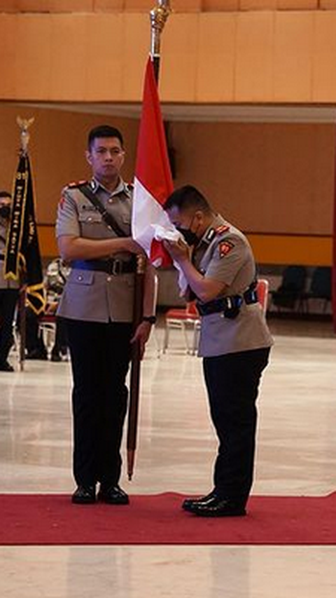 Rupanya sang anak menuruni profesinya dengan sama-sama terjun di dunia kepolisian.