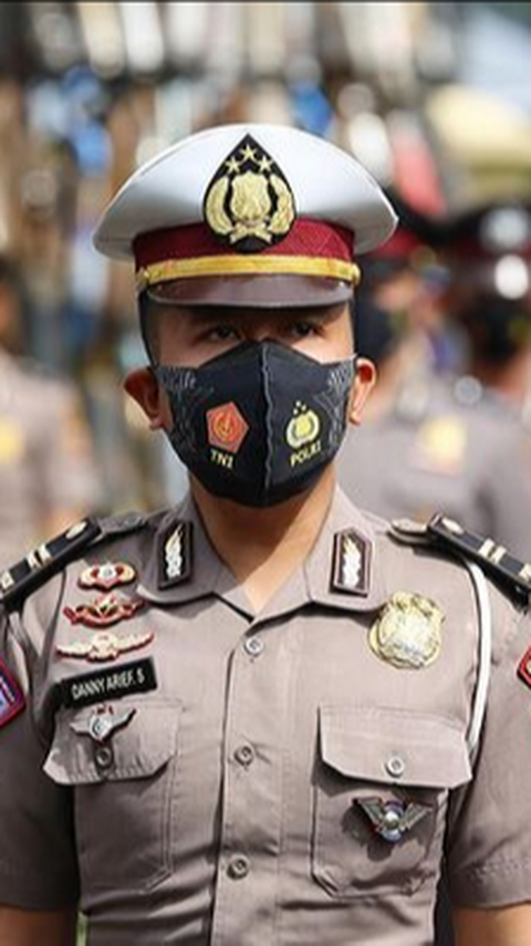 Perwira Polisi Pamer Otot Bareng Pensiunan Jenderal Eks Kapolri, Sang Ayah Dipuji Awet Muda