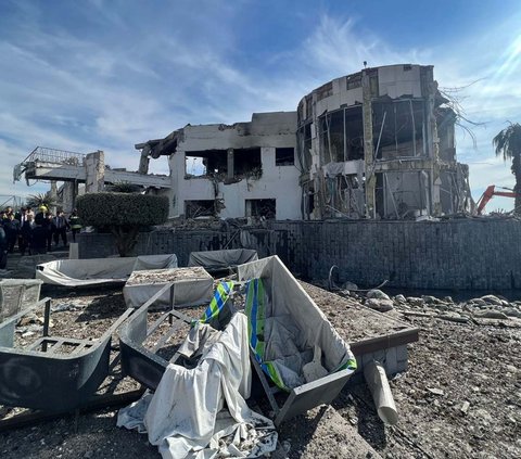 Pemandangan kondisi sebuah bangunan yang hancur lebur setelah terkena serangan rudal Iran di Kota Erbil, Irak, pada Selasa (16/1/2024). Pasukan Garda Revolusi Iran (IRGC) mengungkapkan mereka telah membombardir bangunan disebut sebagai markas mata-mata Israel di wilayah semi-otonom Kurdistan, Irak.