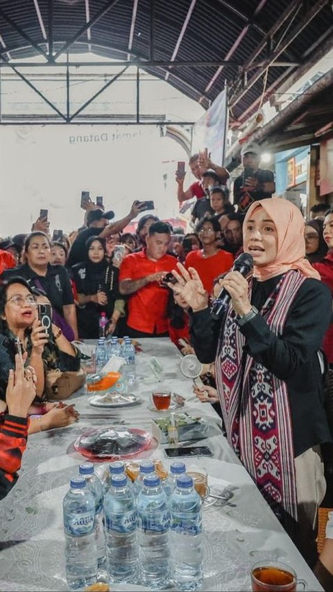 Atikoh Ikut Warga Manado Hujan-hujanan: Saya Harus Merasakan yang Dirasakan Masyarakat