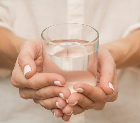 Tips Sehat dan Tepat Konsumsi Air Putih Berdasarkan Usia Seseorang