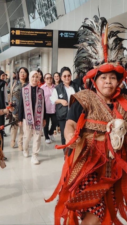 Atikoh Joins the People of Manado in the Rain: I Must Feel What the Community Feels