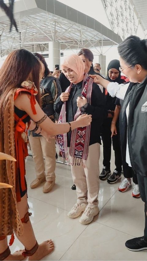 Atikoh Joins the People of Manado in the Rain: I Must Feel What the Community Feels