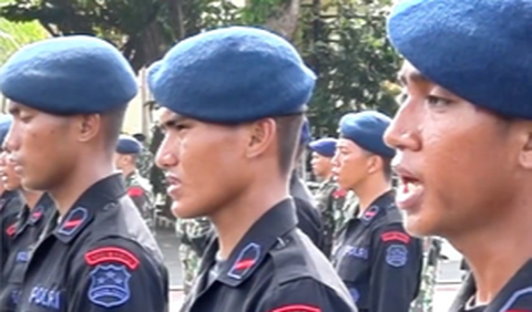 Pertama adalah tradisi cium bumi, di mana melambangkan kecintaan yang mendalam terhadap kesatuan dan tanah air.<br>