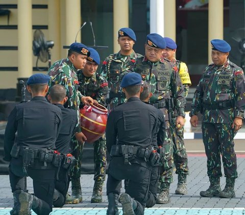 Tradisi kedua merupakan tradisi siraman. Seperti terlihat dalam foto yang diunggah, Komandan Korps Brimob ini menyiram perwakilan personel dengan air yang sudah disiapkan dalam gentong. <br>