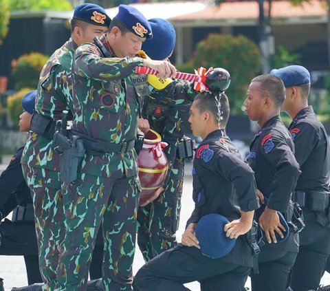 Tradisi siraman ini sendiri melambangkan penyucian diri. Bukan hanya itu, tradisi ini juga menggambarkan kesiapan para personel dalam melaksanakan tugas dengan tulus dan Ikhlas. <br>