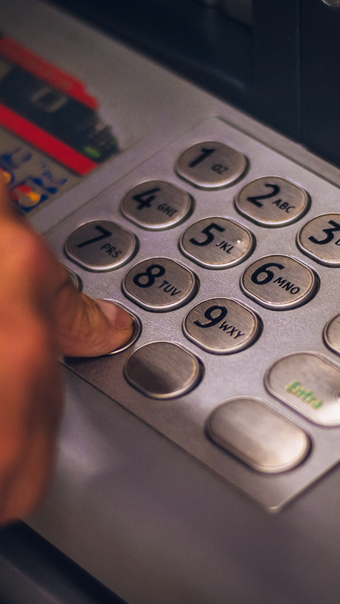 Berikut panduan yang harus dilakukan nasabah jika kartu debit tertelan di mesin ATM: