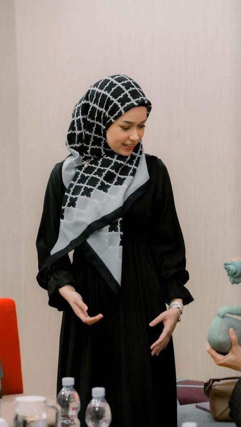 Rebecca terlihat anggun dengan hijab bercorak hitam dan abu-abu.<br>