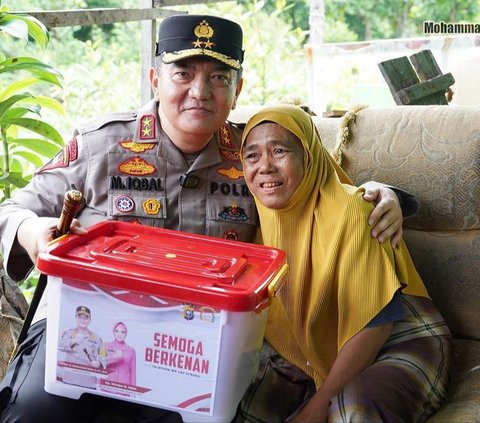 Kapolda Riau ini lantas memberikan sebuah boks plastik berisikan paket sembako. Bantuan itu pun langsung diserahkan kepada anak perempuan nenek Mariah. <br>