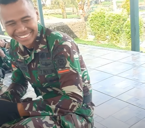 Prada Haris atau yang akrab disapa panjang menjadi salah satu prajurit TNI yang memiliki postur tinggi di antara rekannya yang lain.