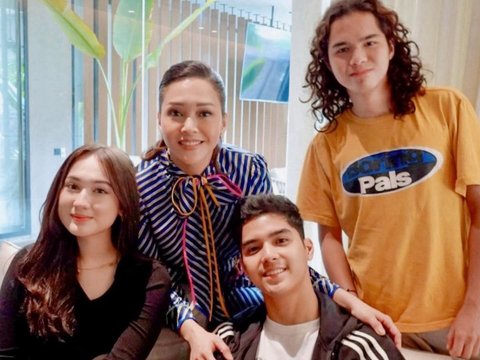 Foto-foto Kedekatan Maia Estianty dan Laura Moane Kekasih Al Ghazali: Ada Sedikit Interogasi