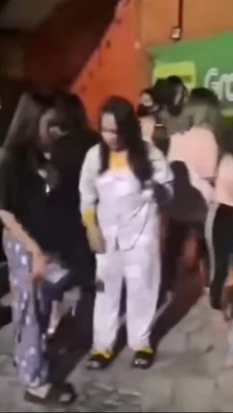 Pakai Baju Tidur, Para Wanita Cantik Berambut Panjang Tabur Bunga & Bakar Lilin di Tempat Karaoke Orange
