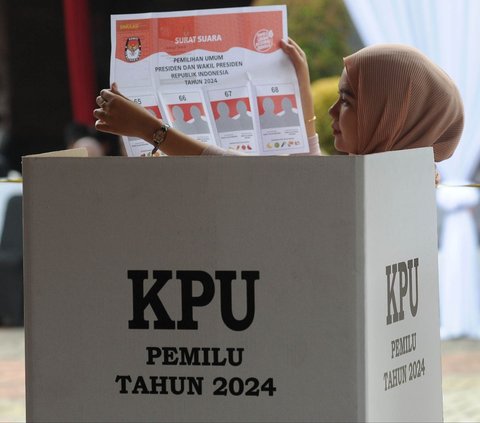 Komisi Pemilihan Umum (KPU) Kota Jakarta Pusat menggelar simulasi pemungutan dan penghitungan suara di Tempat Pemungutan Suara (TPS) untuk Pemilu 2024, di Jakarta, Rabu (17/1/2024). Simulasi ini digelar sebagai upaya pematangan persiapan mengingat Pemilu 2024 yang semakin dekat. 