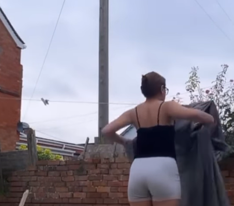 Washing and Drying Clothes by Herself in England, Lolly's Appearance Makes People Surprised