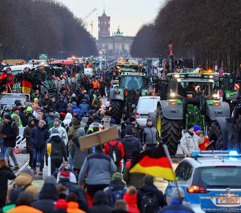 Ribuan petani dari seluruh penjuru Jerman mendatangi Ibu Kota Berlin pada Senin (15/1/2024). Mereka membawa traktor dan truk yang memenuhi jalanan. Aksi tersebut dilakukan dalam rangka protes besar-besaran atas kenaikan pajak serta pemotongan subsidi solar dan kendaraan untuk pertanian.