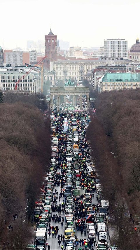 Menurut laporan Reuters, sekitar 3.000 traktor, 2.000 truk dan 10.000 orang diperkirakan memenuhi jalan-jalan di sekitar Gerbang Brandenburg dalam protes besar-besaran tersebut.