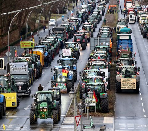 FOTO Momen Petani Jerman Protes Kenaikan Pajak, Ribuan Traktor Penuhi Jalanan di Berlin