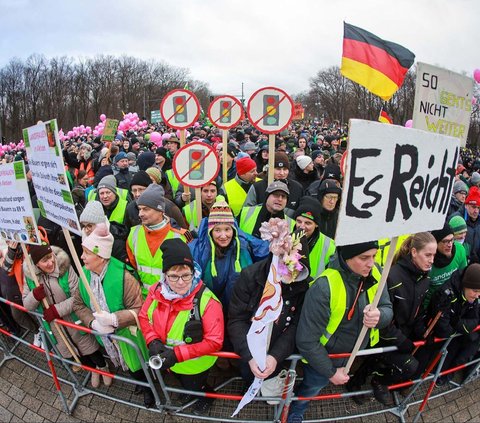 FOTO Momen Petani Jerman Protes Kenaikan Pajak, Ribuan Traktor Penuhi Jalanan di Berlin