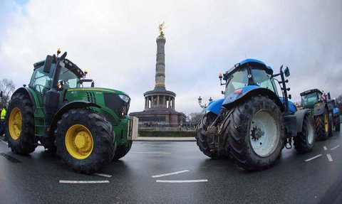 FOTO Momen Petani Jerman Protes Kenaikan Pajak, Ribuan Traktor Penuhi Jalanan di Berlin