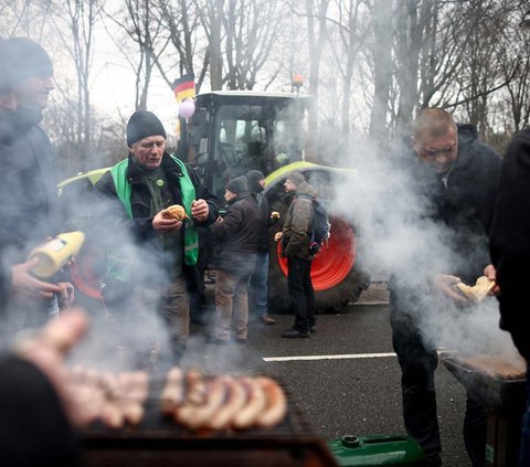 FOTO Momen Petani Jerman Protes Kenaikan Pajak, Ribuan Traktor Penuhi Jalanan di Berlin