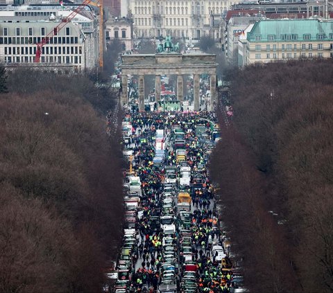 FOTO Momen Petani Jerman Protes Kenaikan Pajak, Ribuan Traktor Penuhi Jalanan di Berlin