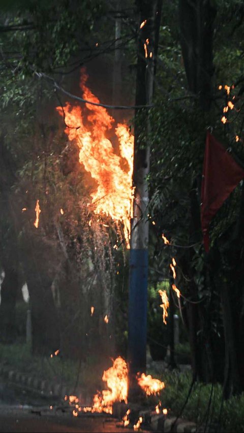 FOTO: Ngeri, Tiang Listrik di Menteng Tiba-Tiba Terbakar Saat Hujan Deras