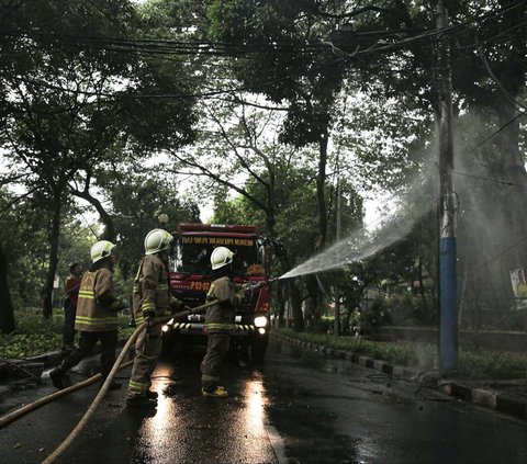 FOTO: Ngeri, Tiang Listrik di Menteng Tiba-Tiba Terbakar Saat Hujan Deras