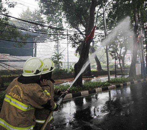 FOTO: Ngeri, Tiang Listrik di Menteng Tiba-Tiba Terbakar Saat Hujan Deras